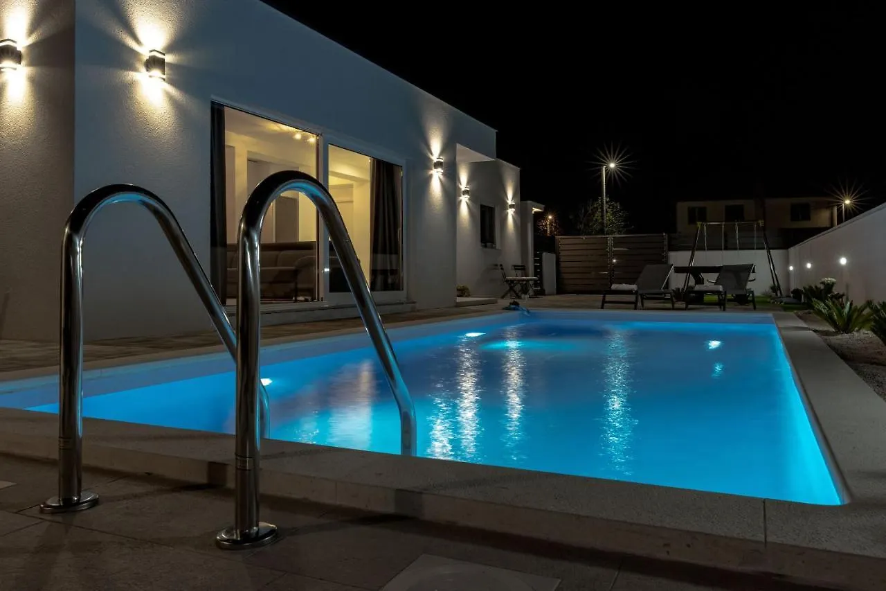 Villa Divinus 0*, Drage